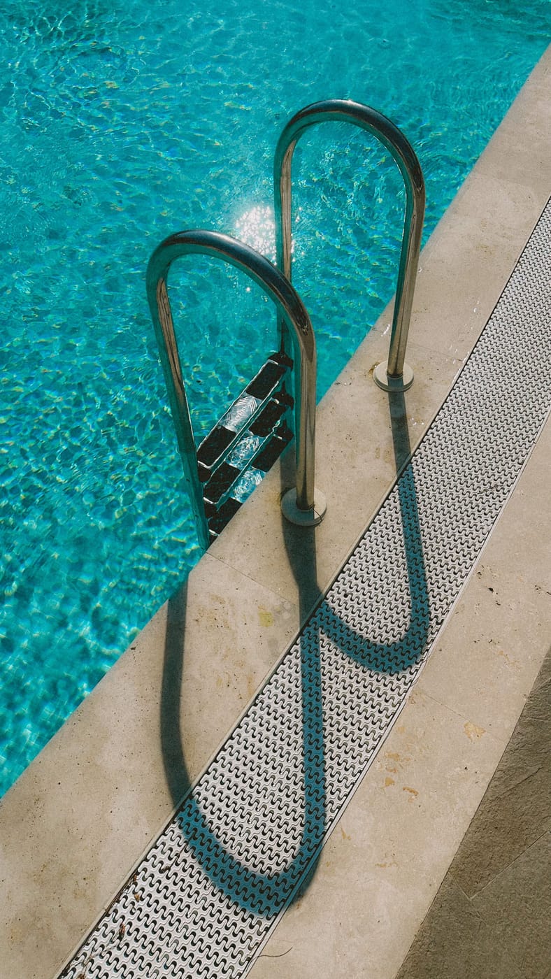 Pool-Einbau in Pirmasens-Winzeln: Pool mit Edelstahl-Leiter und Steinumrandung