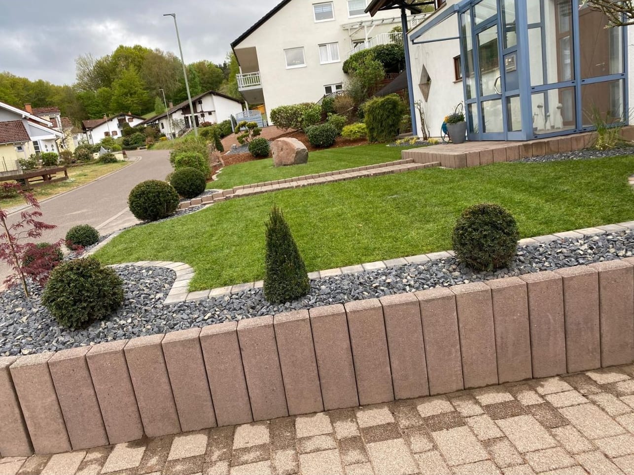 Garten- & Landschaftsbau in Pirmasens-Winzeln: neu gestalteter Vorgarten mit Rollrasen und Beet