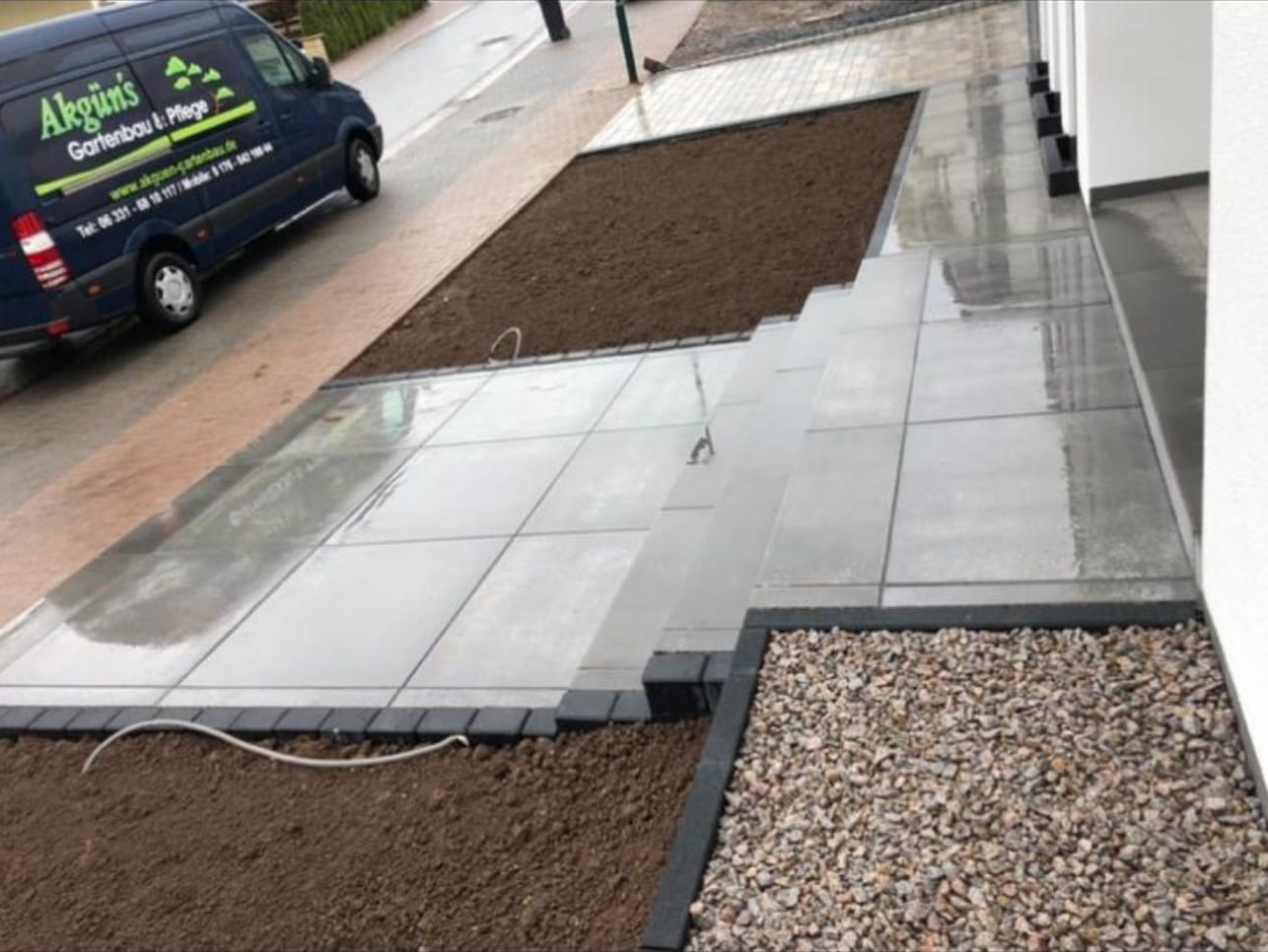 Terrassenbau in der Südwestpfalz: frisch verlegte Terrassen- und Pflasterfläche