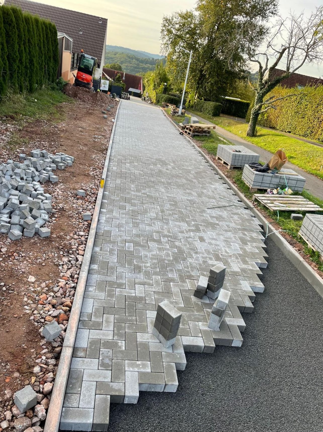 Pflasterarbeiten rund um Pirmasens: Gehweg-Pflasterung mit sichtbarem Verlegeverband